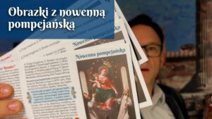 Mężczyzna pokazujący ulotki "Nowenna Pompejańska".