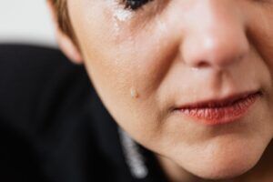 płacząca kobieta