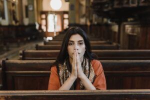 dziewczyna modli się za rodziców