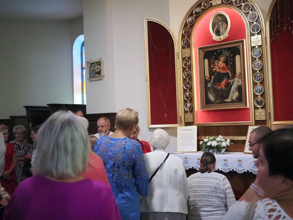 Wierni modlący się przed poświęconym ołtarzem Matki Bożej Pompejańskiej